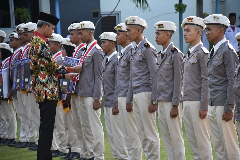 WISUDA: Gubernur Jateng Ganjar Pranowo saat mewisuda 233 siswa SMK Negeri Jawa Tengah. (Foto: Humas Pemprov Jateng)