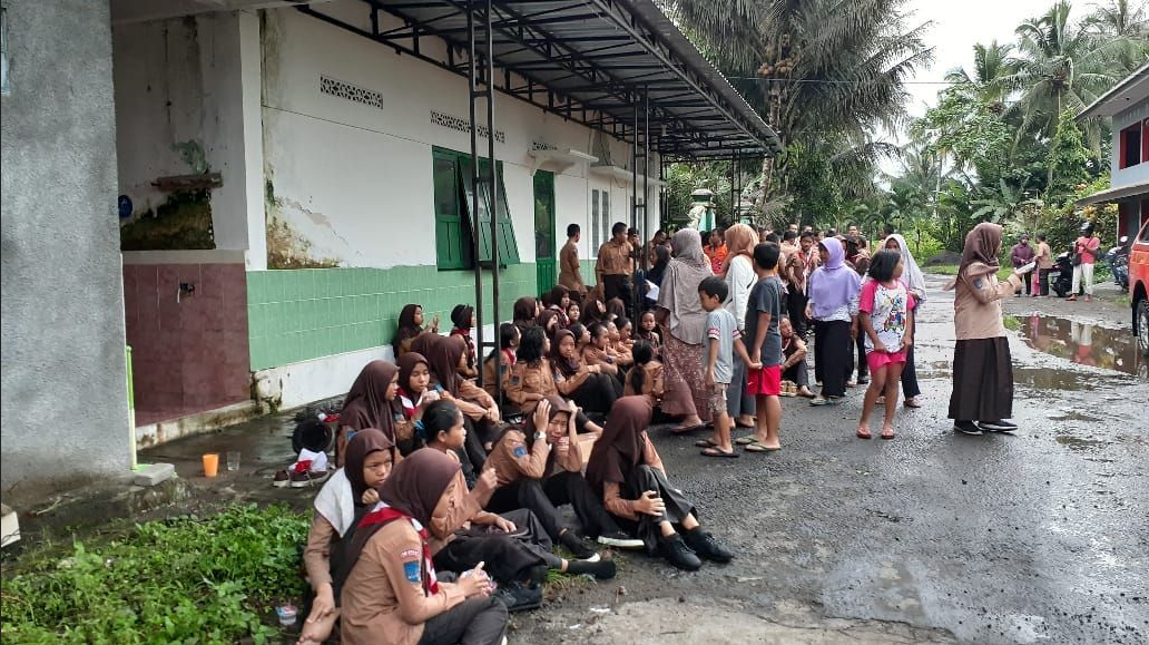 SELAMAT: Siswa yang selamat dalam insiden susur Kali Sempol, kemarin. (Foto: Istimewa)