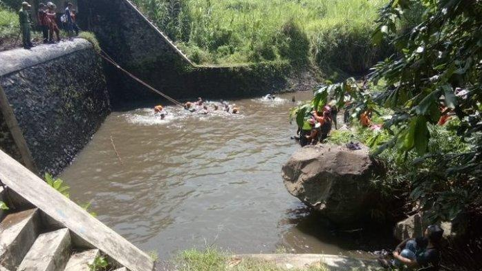 EVAKUASI: TIM SAR gabungan saat mengangkat jenazah salah satu siswa yang ditemukan tewas di Kali Sempor Turi, Sabtu (22/2). (Foto: Istimewa)