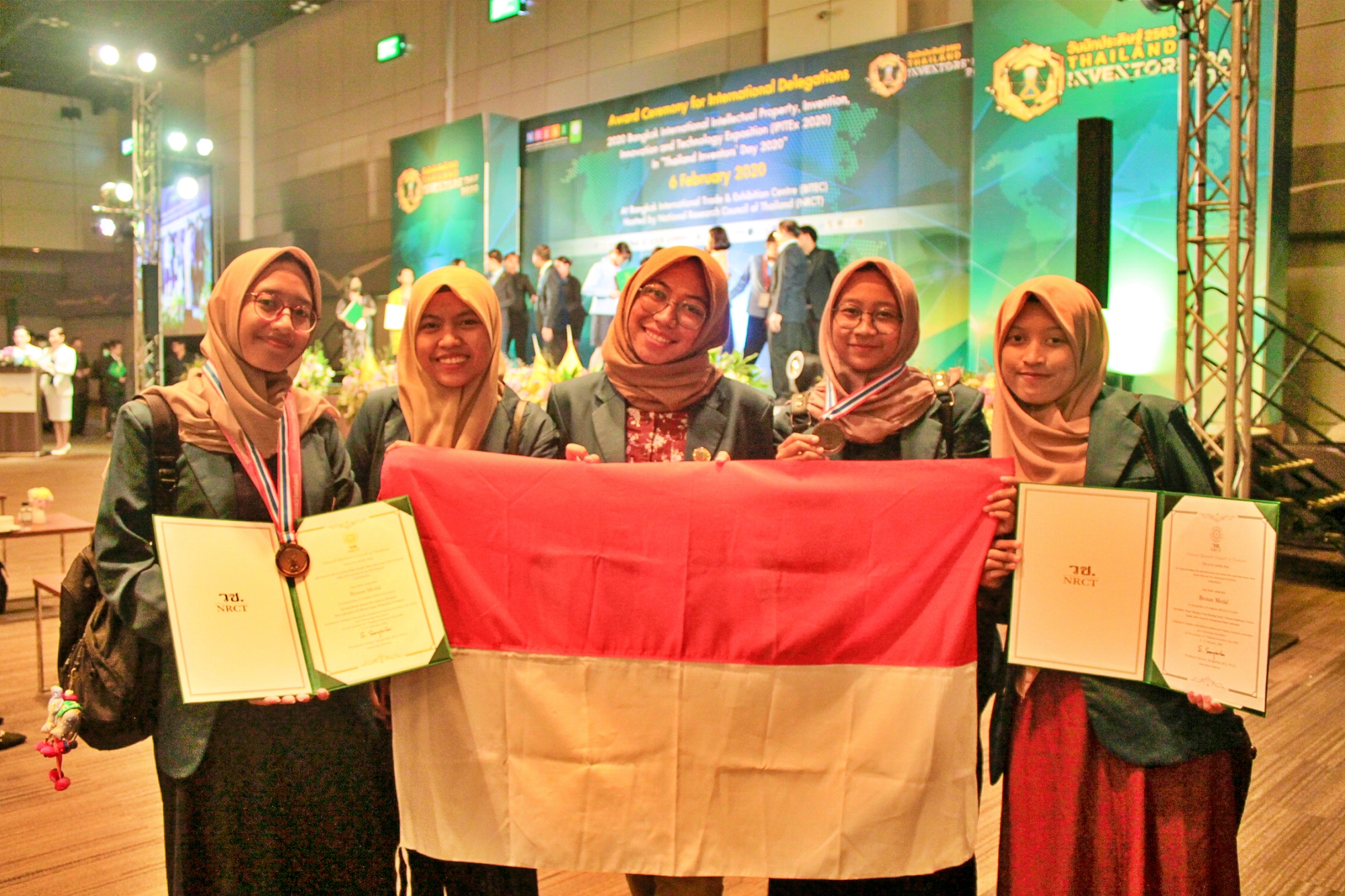 NEWS: Mahasiswa Universita Diponegoro asal Magelang ii kibarkan Bendera Merah Putih di kompetisi internasional di Thailand (6/2/2020)-(Foto: Istimewa)