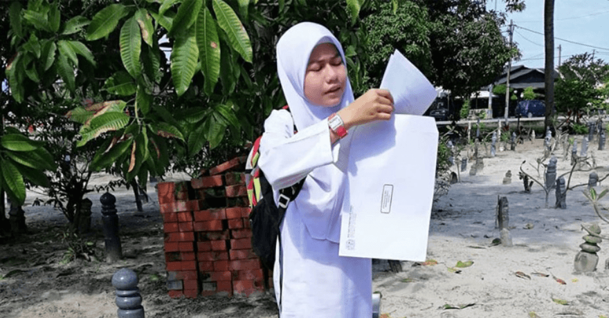 Viral Gadis Tunjukkan Hasil Ujian Dihadapan Makam Sang Ibu, Ini Penjelasannya
