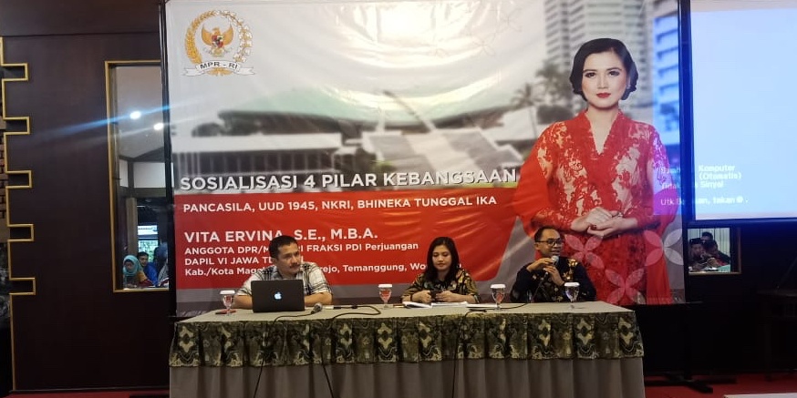 MILLENNIAL: Anggota DPR RI Vita Ervina (tengah) saat memaparkan pentingnya membumikan empat pilar kebangsaan di Magelang, Kamis (6/2). (Foto: Miftakhul Hayu Jatiningtias)