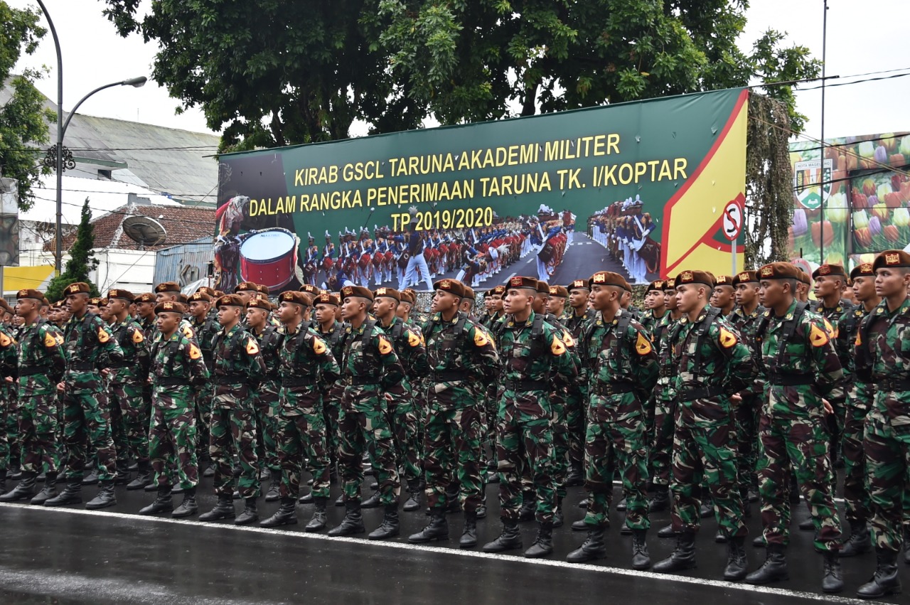 TEGAP: Kopral Taruna Akmil Magelang dalam kirab perkenalan sebagai upacara menjadi warga baru. (Foto: Miftakhul Hayu Jatiningtias)