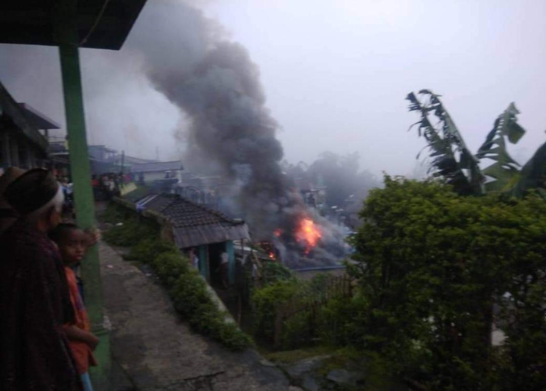 NEWS: Rumah di kaliangkrik terbakar hebat (1/2/2020)-(Foto: Istimewa)