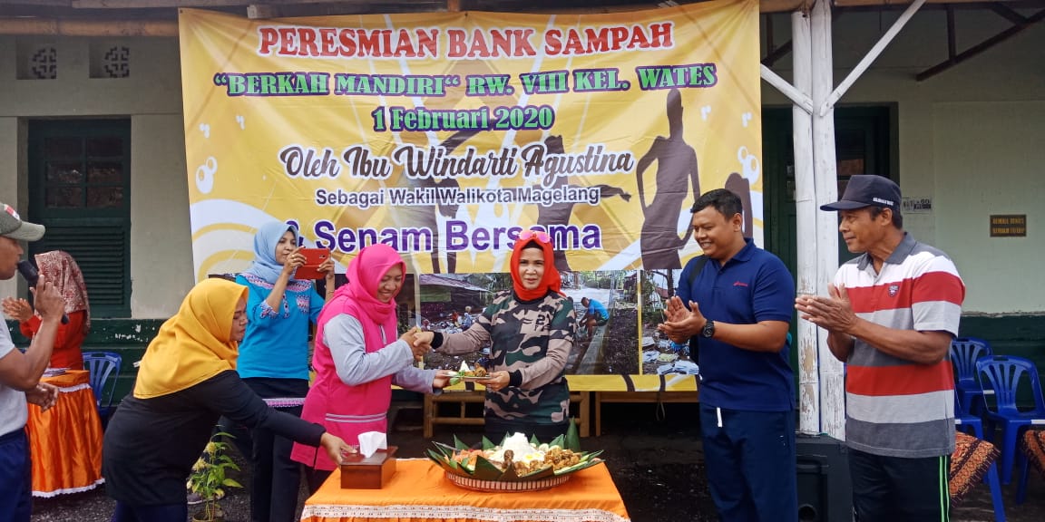 SLAMETAN: Wawali Magelang Windarti Agustina menerima nasi tumpeng dari warga RW VIII Kelurahan Wates Magelang usai meresmikan Bank Sampah ’Berkah Mandiri’, Sabtu (1/2). (Foto: Miftakhul Hanyu Jatiningtias)