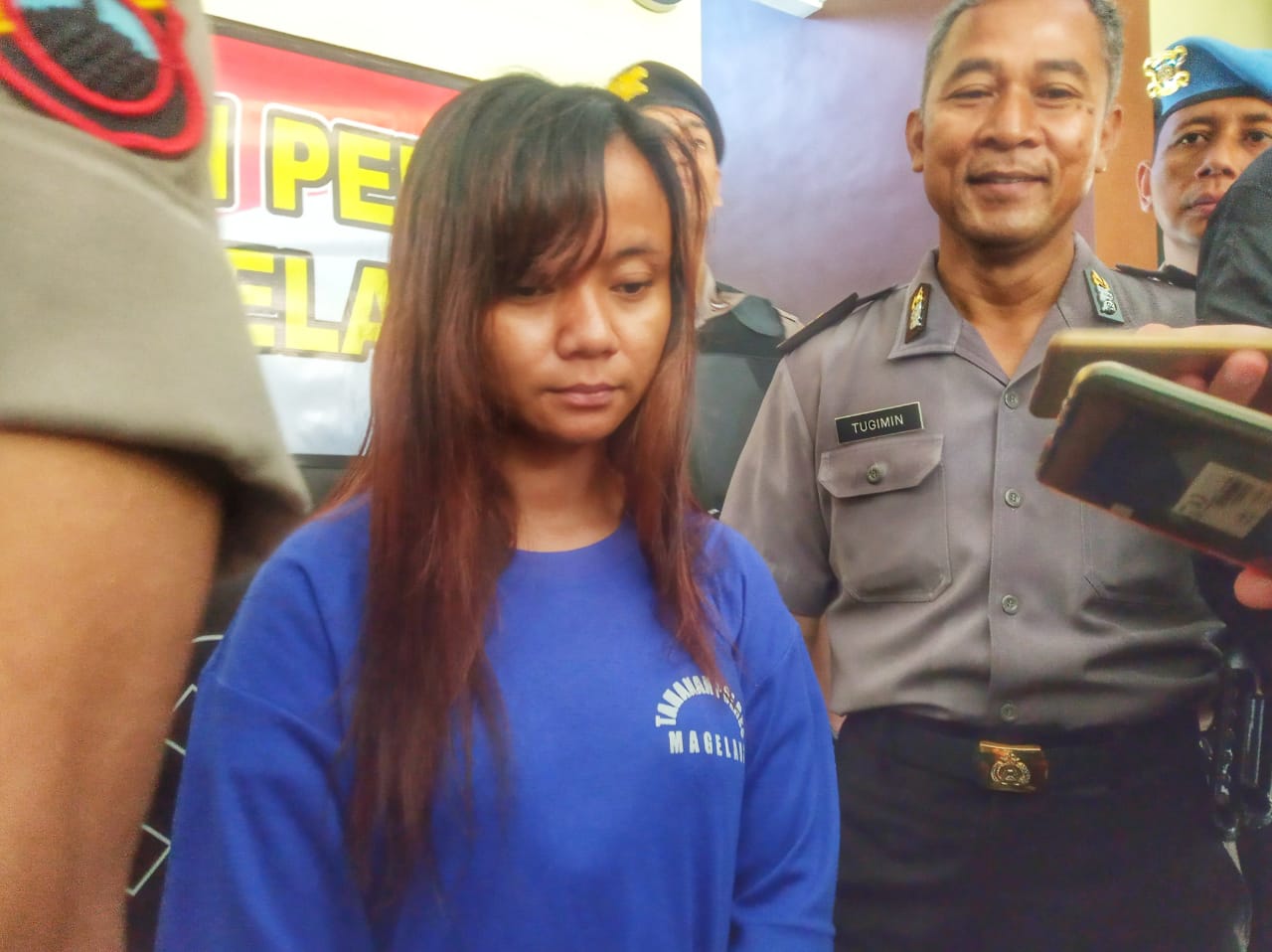 NEWS: salah satu emak emak yang berhasil diringkus polisi sebagai pelaku pengutil di Artos Mall (3/2/2020)-(Foto: bsn)