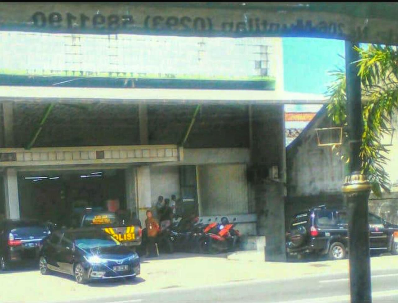 NEWS: Pihak kepolisian sedang melakukan olah TKP dimana mesin ATM BCA digondol maling (4/2/2020)-(Foto: Istimewa)