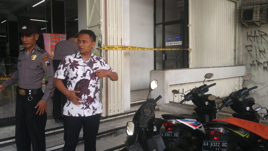 NEWS: Petugas kepolisian saat memasang garis polisi di lokasi kejadian pencurian mesin ATM di Muntilan (4/2/2020)-(Foto: Istimewa)