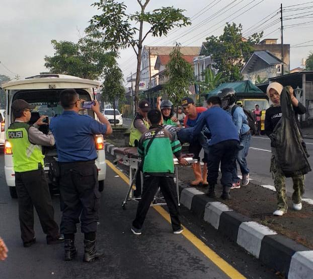NEWS: Korban tabrak lari sang penjual bakpao keliling saat di evakuasi ke ambulance (5/2/2020)-(Foto: Istimewa)