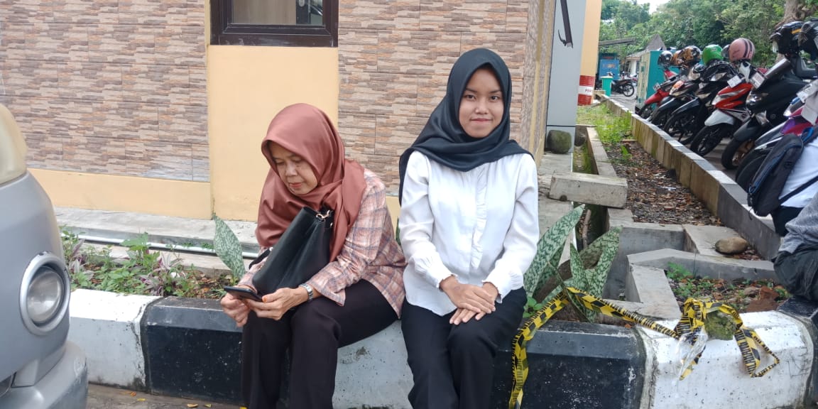 SUPPORT: Peserta CPNS Pemkab Magelang asal Temanggung bersama orang tuanya, Rabu (5/2). (Foto: Miftakhul Hayu Jatiningtias)