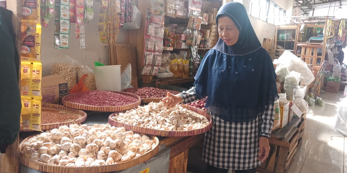 IMPOR: Harga bawang putih impor di Pasar Rejowinangun terpantau naik hingga seratus persen akibat isu virus Corona. (Foto: Miftakhul Hayu Jatiningtias)