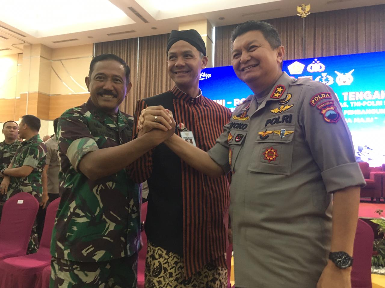 DARI KIRI: Pangdam IV Diponegoro Mayjend TNI Mochamad Effendi, Gubernur Jateng Ganjar Pranowo dan Kapolda Jateng Irjen Pol Rycko Amelza Dahniel di Hotel Artia Magelang, Kamis (6/2). (Foto: Miftakhul Hayu Jatiningtias)
