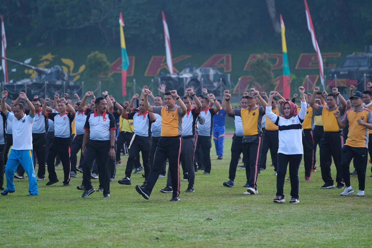 BUGAR: Jajaran TNI-Polri se-Jateng bersama Pemkota Magelang melaksanakan olahraga senam bersama di Stadion Sapta Marga Akmil Magelang, Jumat (7/2). (Foto: Miftakhul Hayu Jatiningtias)