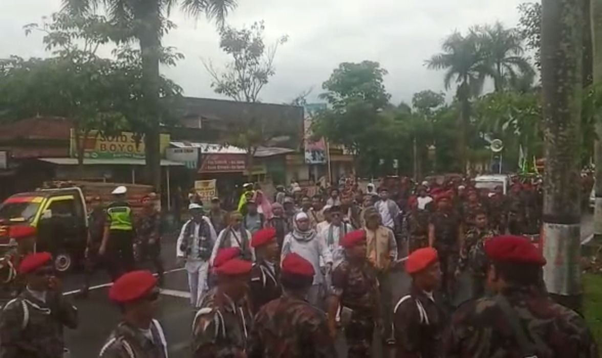 NEWS; Rombongan massa saat hendak masuk ke halaman Mako Polres Magelang (7/2/2020)-(Foto: bsn)