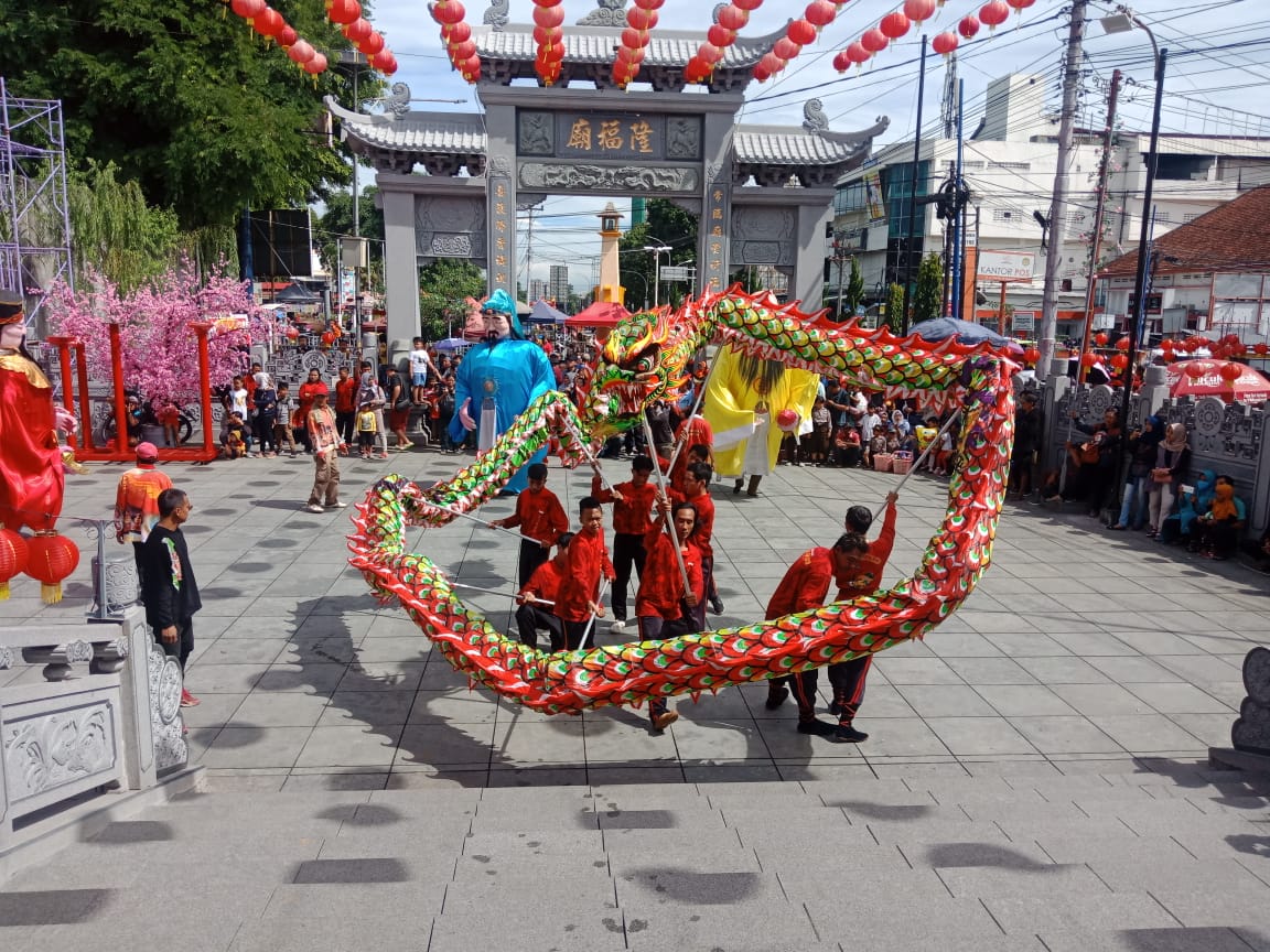MERIAH: Atraksi Barongsai di halaman Kelenteng Liong Hok Bio Magelang, Sabtu (8/2). (Foto: Miftakhul Hayu Jatiningtias)