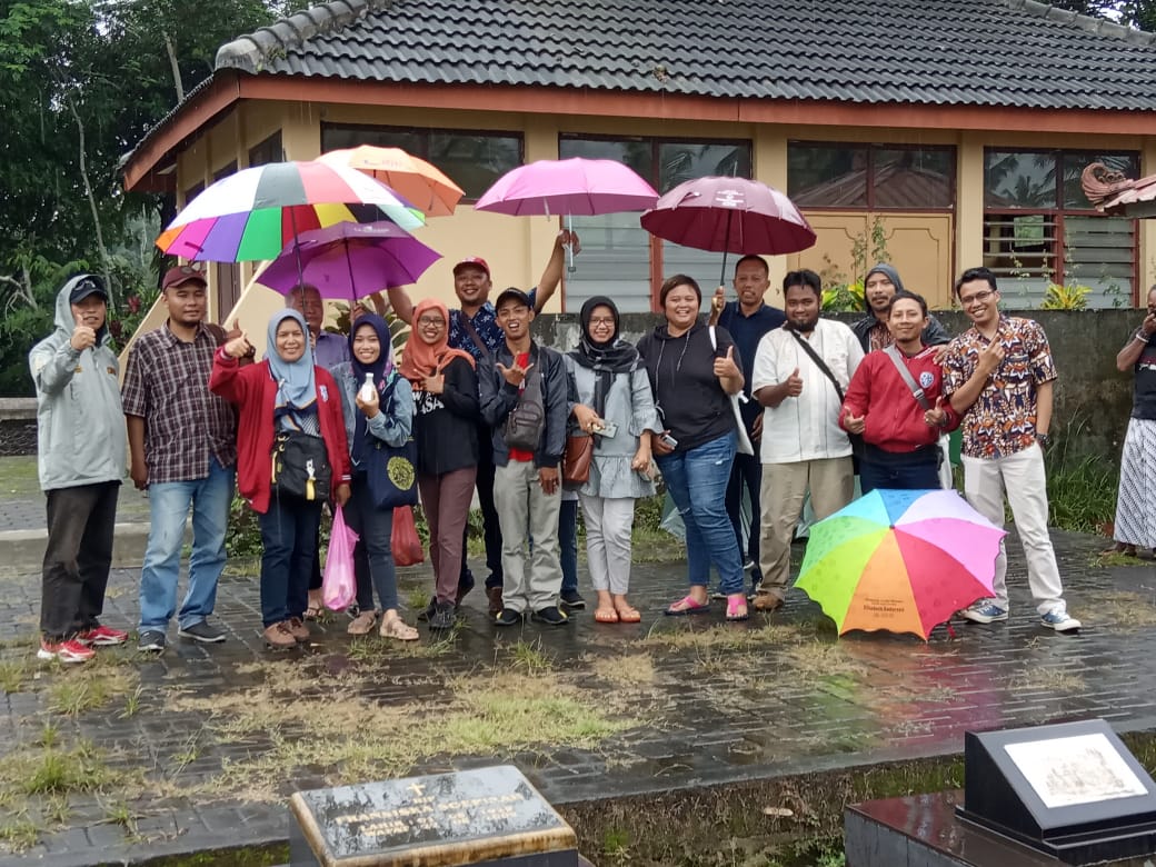 NEWS: Anggota PWI Kabupaten dan Kota Magelang saat ziarah ke makam peringati HPN 2020 (8/2/2020)-(Foto: Istimewa)