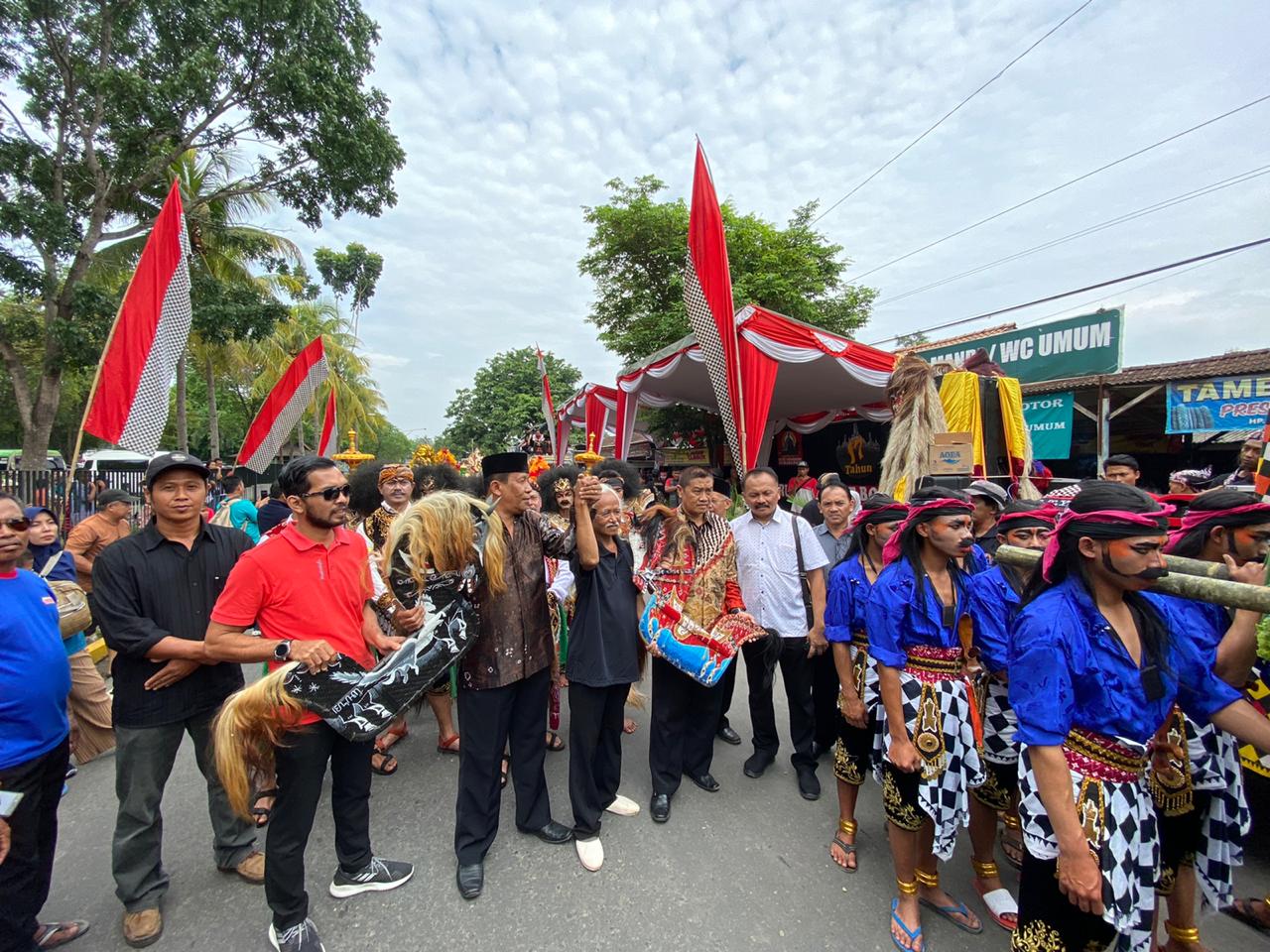 Ratusan Seniman Gelar Ruwatan di Candi Borobudur