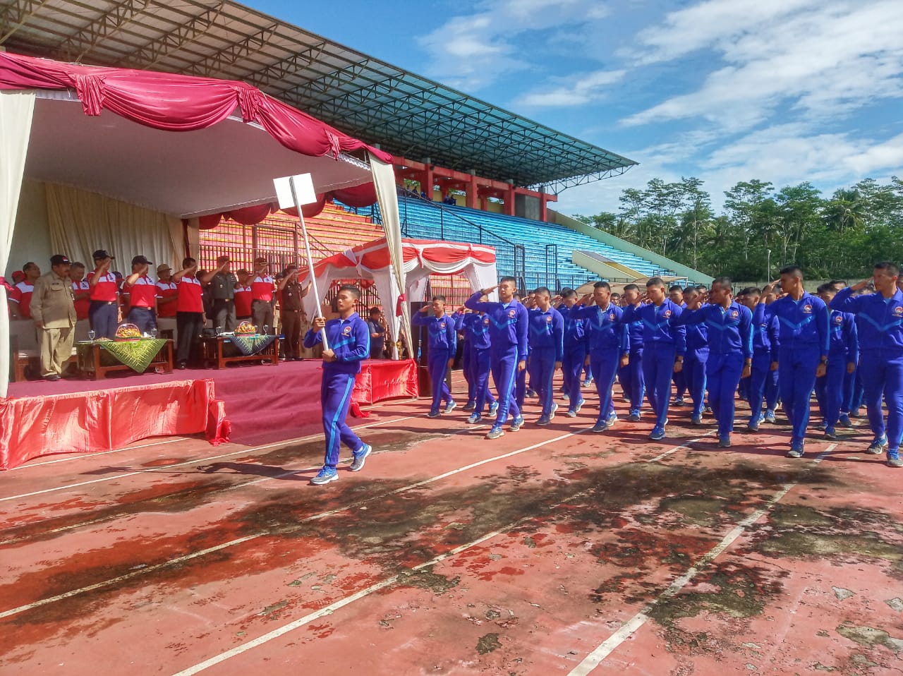 NEWS: Barisan Pelajar SMA Taruna Nusantara memimpin rombongan kontingen atlet pelajar dari Kecamatan Mertoyudan (10/2/2020)-(Foto: bsn)