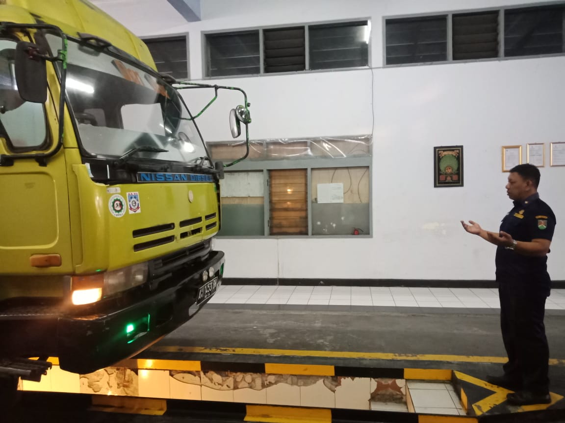 KIR: Petugas Dishub Kota Magelang sedang melakukan uji KIR terhadap kendaraan angkutan, Senin (10/2). (Foto: Miftakhul Hayu Jatiningtias)