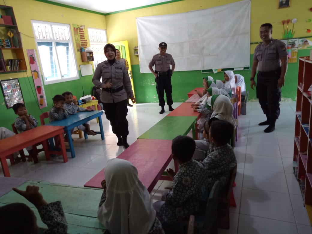 NEWS; Petugas Polisi dari Polsek Dukun saat melaksanakan giat PSA di TK Muslimat NU Kalibening Dukun (12/2/2020)-(Foto: istimewa)