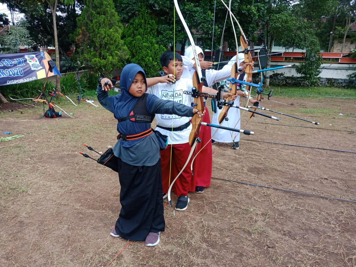 BIDIK: Pelajar IT Ihsanul Fikri Kota Magelang seang berlatih memanah jelang laga. (Foto: Miftakhul Hayu Jatiningtias)