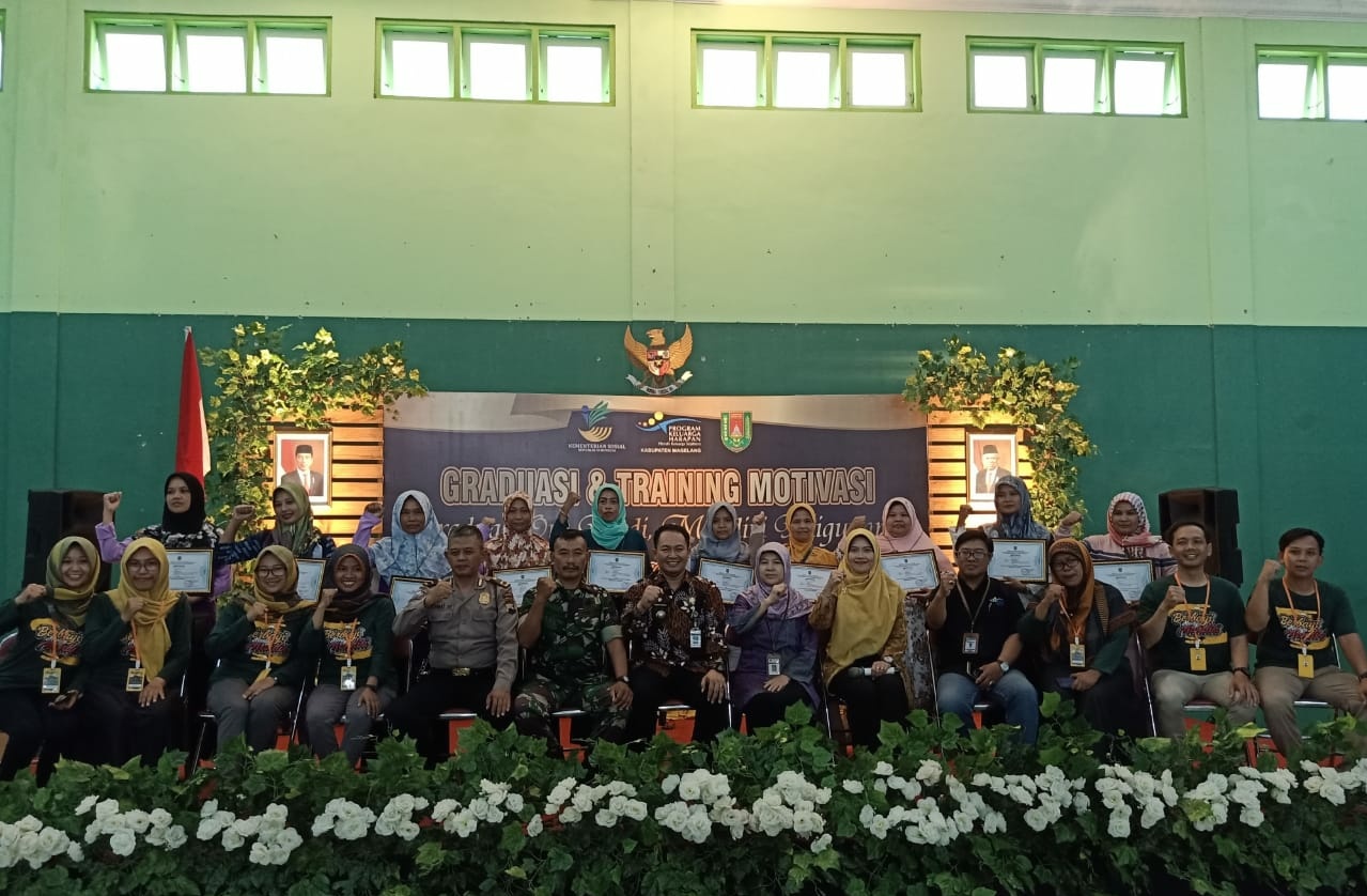 NEWS: PKM PKH Kecamatan Muntlan yang mundur atau graduasi berama tamu undangan yang hadir (13/2/2020)-(Foto; Istimewa)