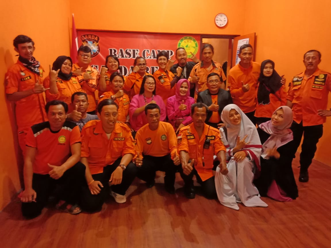 HANGAT: Wawali Magelang Windarti Agustina diantara komunitas garda rescue dan komunitas tembang kenangan. (Foto: Miftakhul Hayu Jatiningtias)