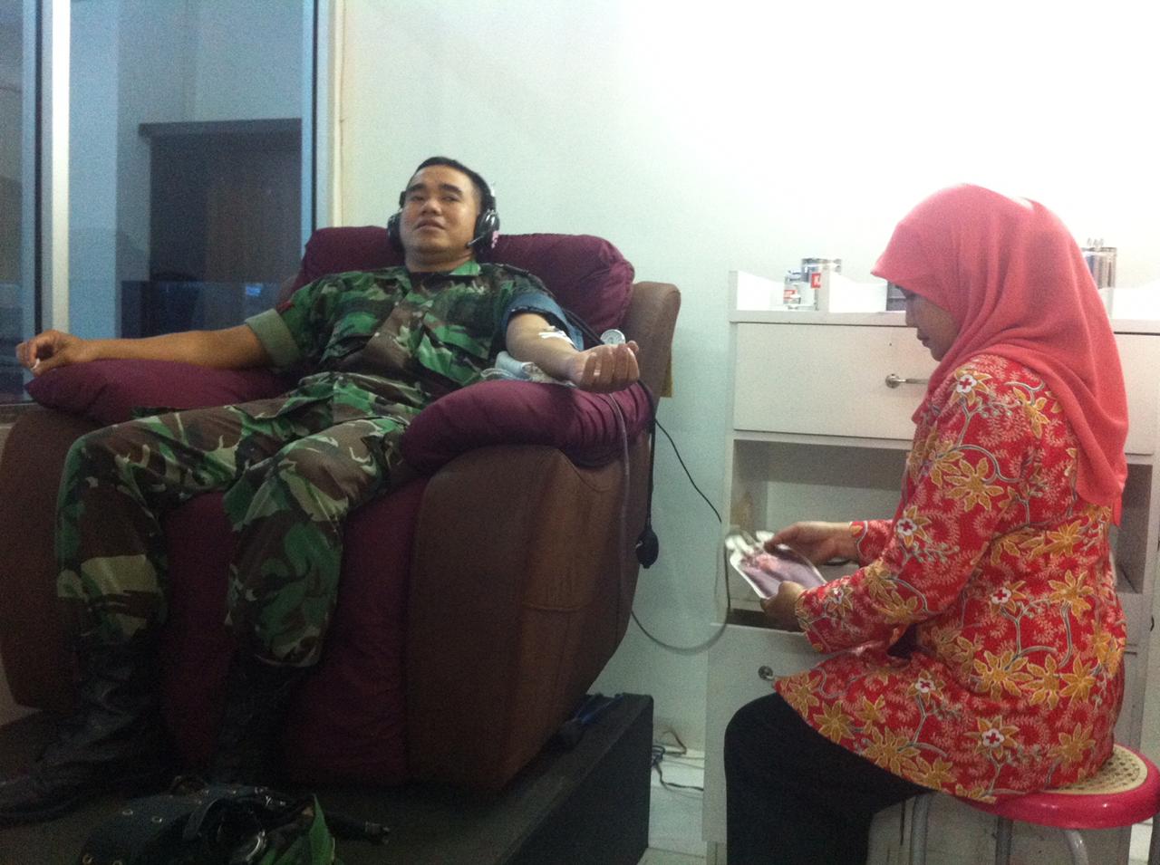 SEHAT: Salah satu donatur rutin tengah menonorkan darahnya di PMI Kota Magelang. (Dok: Borobudur News)