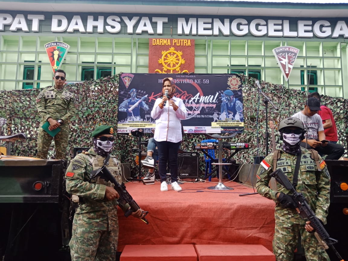 MERIAH: Wawali Magelang Windarti Agustina dalam sambutan Konser Amal Yonarmed 11 Magelang Dalam Rangka HUT Kostrad, Minggu (16/2). (Foto: Miftakhul Hayu Jatiningtias)