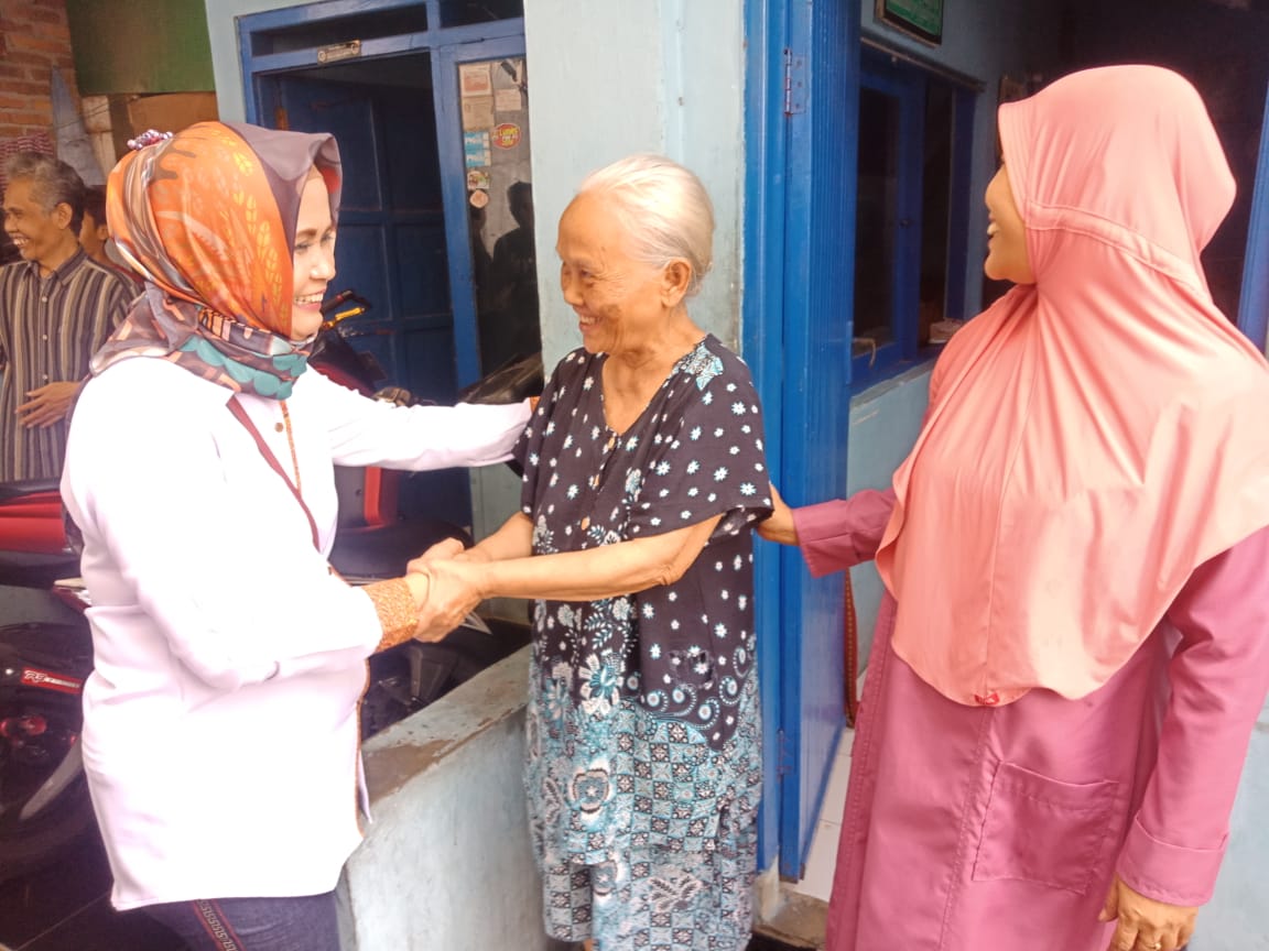 RAMAH: Wawali Magelang Windarti Agustina saat menyapa lansia di Dinosaurus Jambesari RW 11 Kecamatan Magelang Utara, Kota Magelang, Minggu (16/2). (Foto: Miftakhul Hayu Jatiningtias)