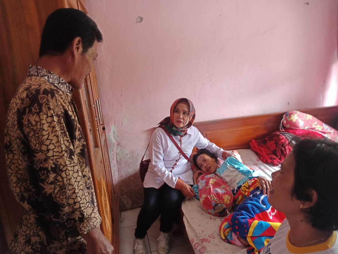 JENGUK: Wawali Magelang Windarti Agustina menjenguk warganya, Puji Astuti, 41, disela blusukan, Minggu (16/2). Foto: Miftakhul Hayu Jatiningtias)