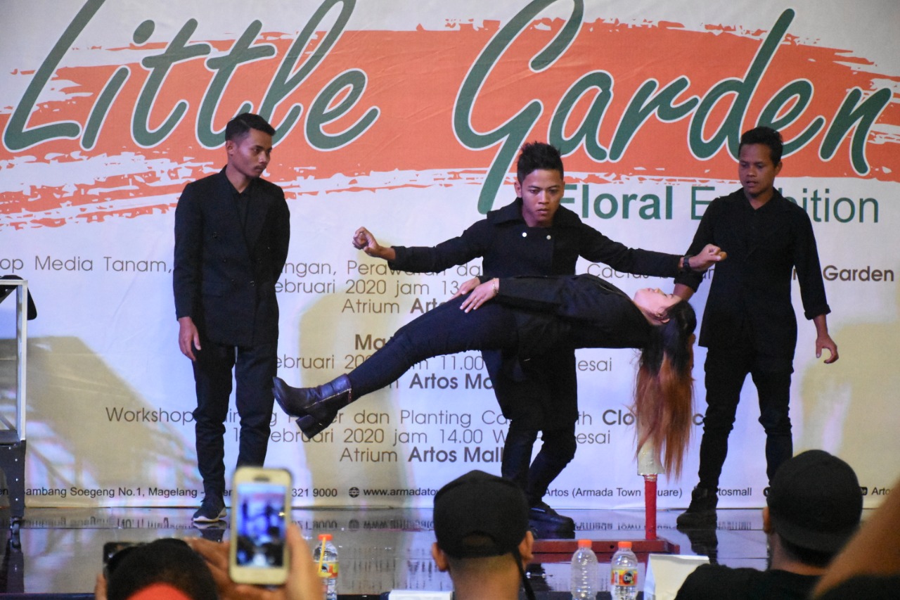 ILUSI: Salah satu peserta lomba sulap memperagakan aksinya. (Foto: Marcomm Artos Mall)