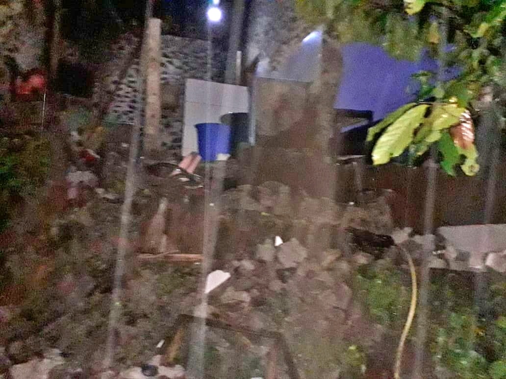 NEWS: Tebing penyangga longsor seret dinding rumah warga di Kajoran (16/2/2020)-(Foto: Istimewa)