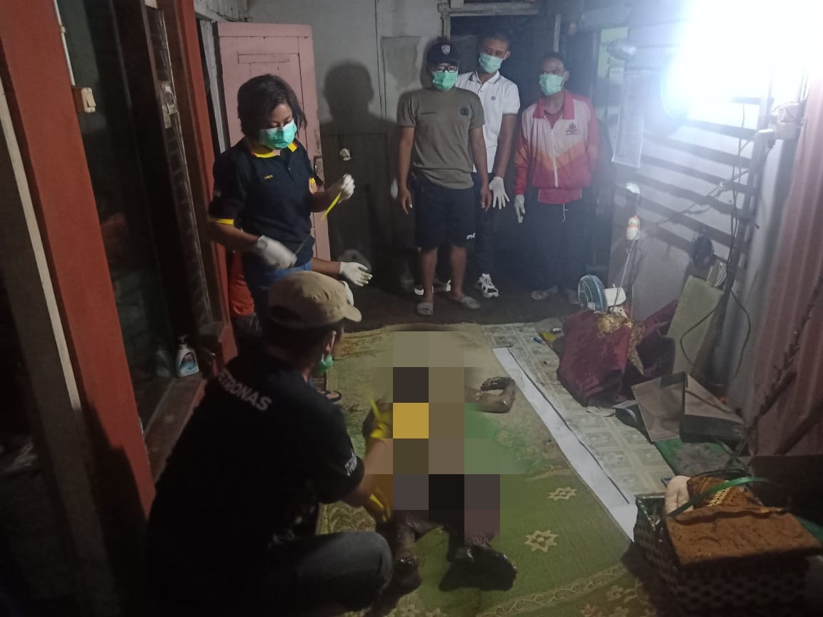 NEWS: Tim Medis saat melakukan pemeriksaan jenazah nenek yang ditemukan membusuk di Mertoyudan (16/2/2020)-(Foto: istimewa)