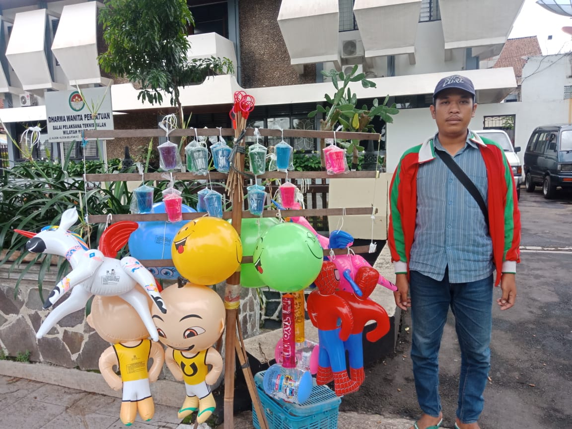 SEPI: Pedagang gelembung sabun dan balon, Feri yang keluhkan omzetnya menurun, Senin (17/2). (Foto: Miftakhul Hayu Jatiningtias)