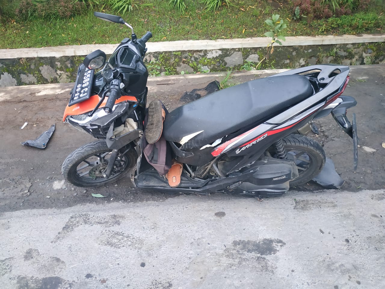 NEWS: Sepeda motor honda vario ringsek bagian depan setelah menabrak truk di Secang (17/2/2020)-(Foto: istimewa)