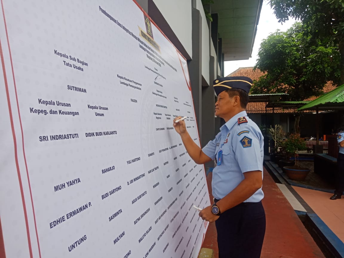 DEKLARASI: Kepala Lapas IIA Magelang, Bambang Irawan saat melakukan tanda tangan pakta integritas, Selasa (18/2). (Foto: Miftakhul Hayu Jatiningtias)