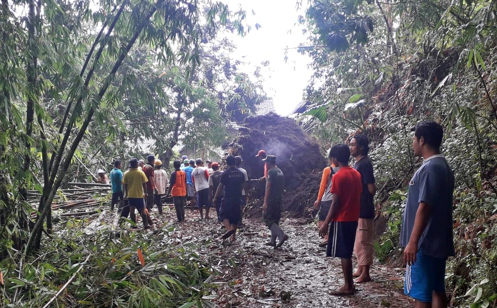 NEWS: Salah satu kejadian tanah longsor masuk dalam data bencana alam di Kabupaten Magelang (20/2/2020)-(Foto: Istimewa)