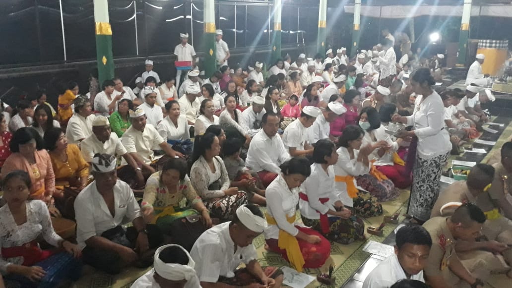 NEWS: Ratusan umat Hindu ikuti hari raya Galungan di Pura Magelang (19/2/2020)-(Foto: Istimewa)