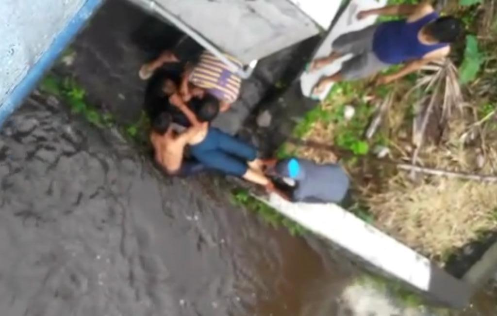EVAKUASI: Petugas terkait dibantu warga melakukan evakuasi pelajar yang hanyut di kali saat mengikuti kegiatan Pramuka, Jumat (21/2)