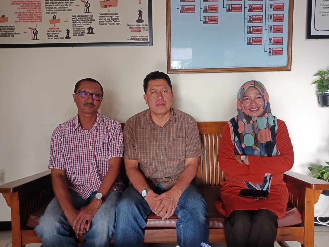 KONSOLIDASI: Ketua KPU Kota Magelang Basmar Perianto (tengah) dan Divisi Teknis Penyelenggara KPU Provinsi Jateng, Putnawati, Minggu (23/1). (Foto: Miftakhul Hayu Jatiningtias)
