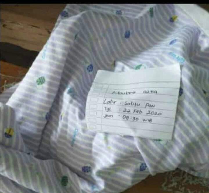 NEWS: Secarik kertas yang ditinggal oleh orang yang tega membuang bayi laki laki di Salam (23/2/2020)-(Foto_istimewa)