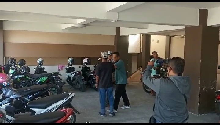 NEWS: Ikas saat hampir ricuh dengan salah satu pengelola parkir liar di Pasar Muntilan (24/2/2020)-(Foto: bsn)