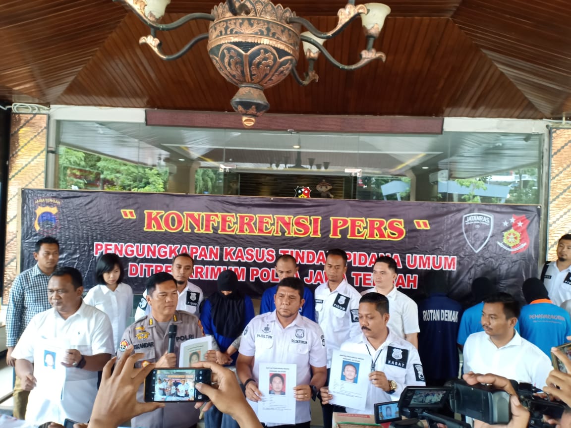 NEWS: Ungkap kasus pencurian uang beserta ATM BCA Tape Ketan Muntilan di Polda Jateng (24/2/2020)-(Foto-istimewa)