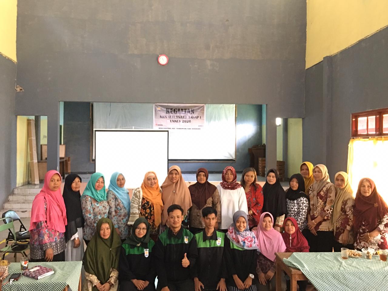 NEWS: Sesi foto bersama narasumber, mahasiswa dan peserta seminar terkait kanker (25/2/2020)-(Foto-Istimewa)