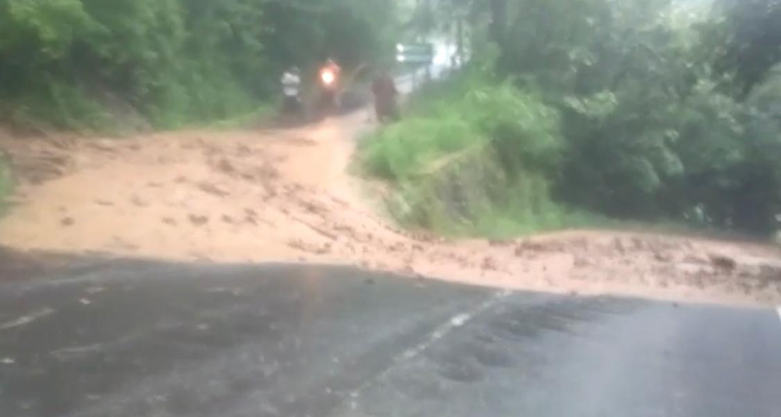 BREAKING NEWS : Jalan Borobudur- Kulonprogo Tertutup Longsor