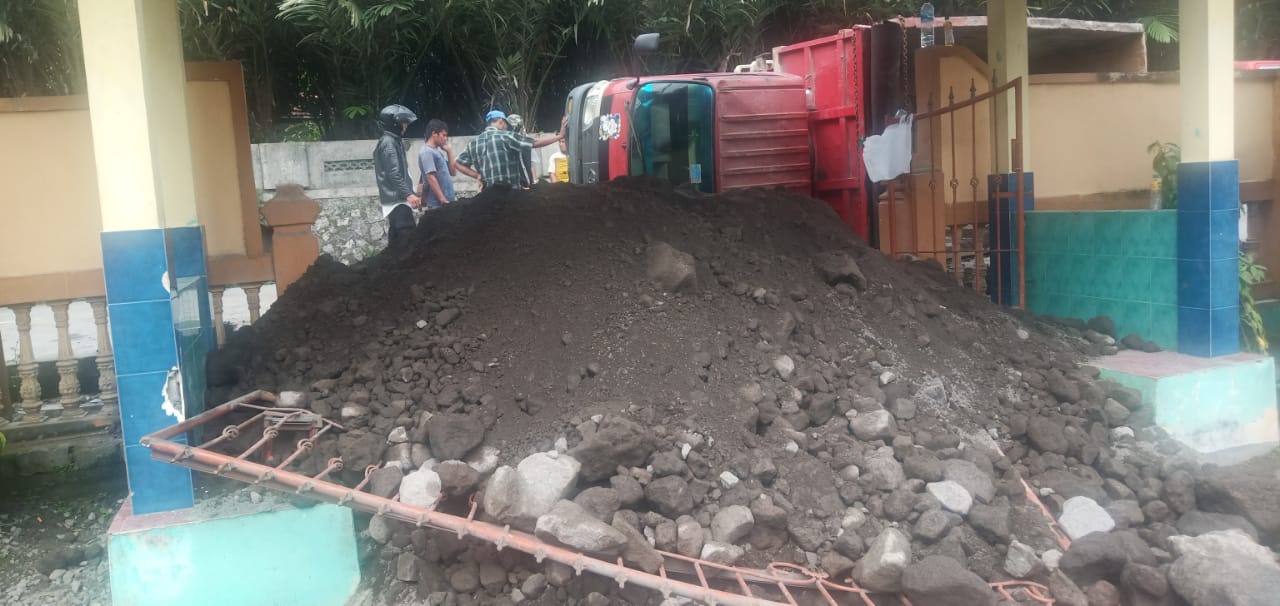 NEWS: Truk terguling di srumbung (26/2/2020)-(Foto: Istimewa)