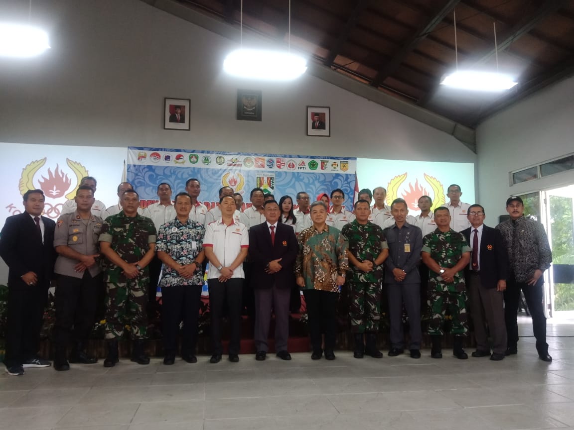 NEWS: Sesi Foto bersama setelah pelantikan pengurus KONI Kota Magelang 2020 (27/2/2020)-(Foto: CR1)