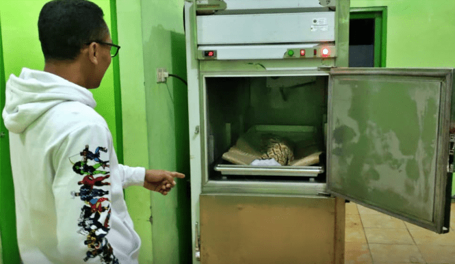 NEWS: Kanit Reskrim Polres Blora saat mengecek jenazah bayi (2/2/2020)-(Foto-Istimewa)