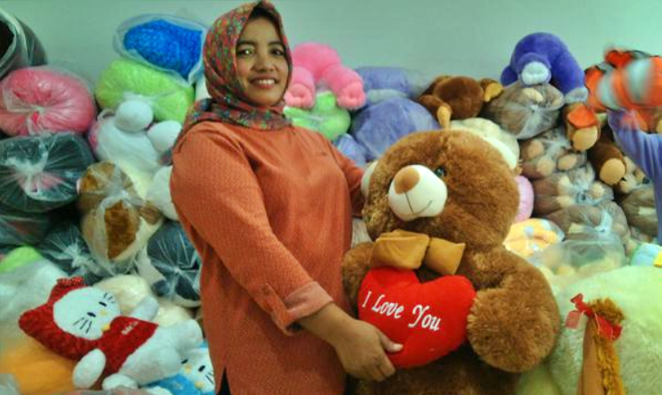 NEWS: Suratinah bangkit setelah di PHK pabrik menjadi pengusaha boneka (Foto: Istimewa)